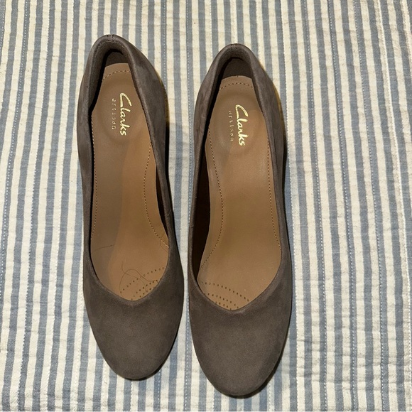 CLARKS Bassett Mine Leather Suede Slip On Wedge Pump Sz 9.5 Taupe - Picture 2 of 14